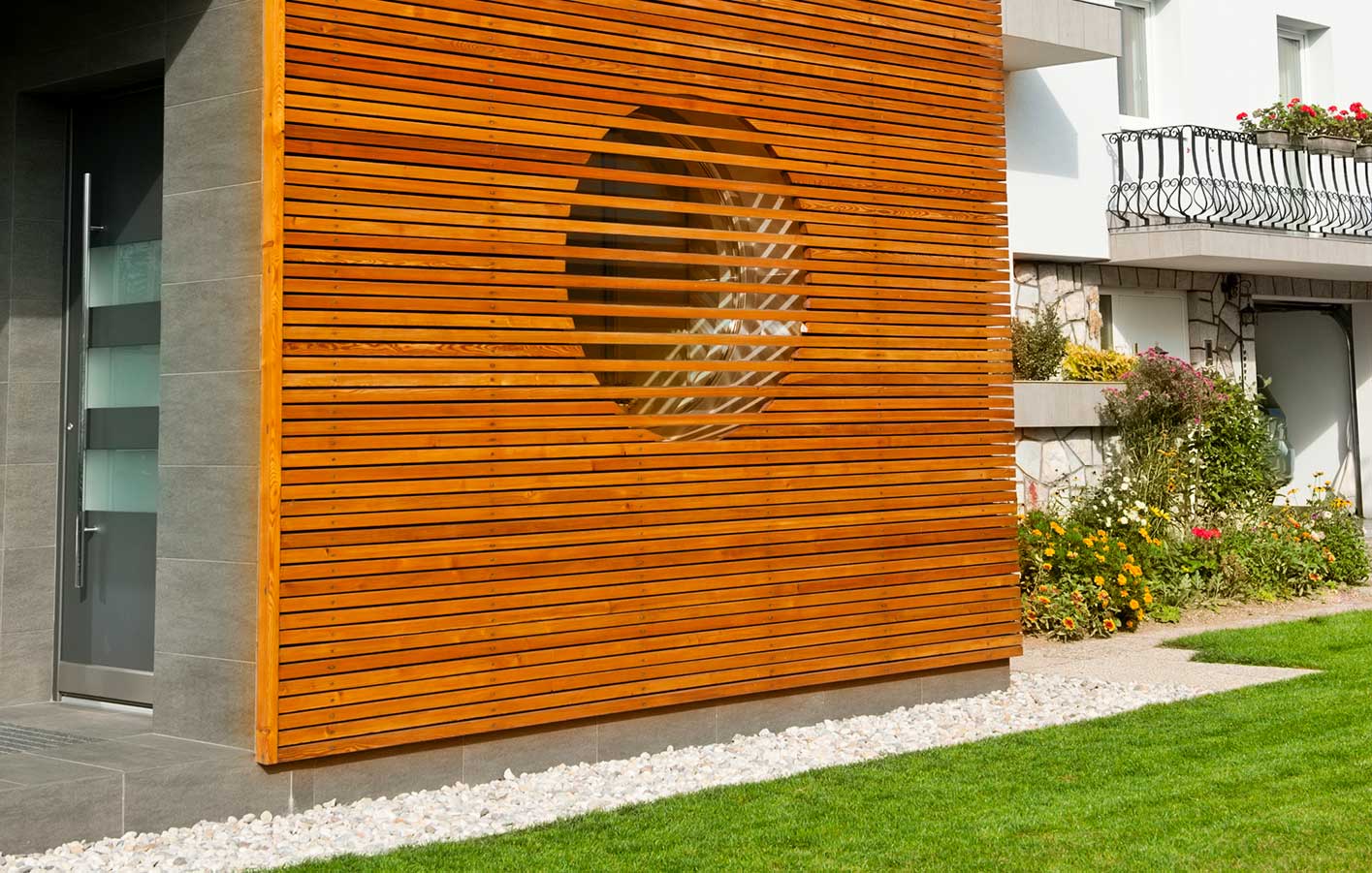 moderne Hausfassade mit Rhombus-Holzverkleidung
