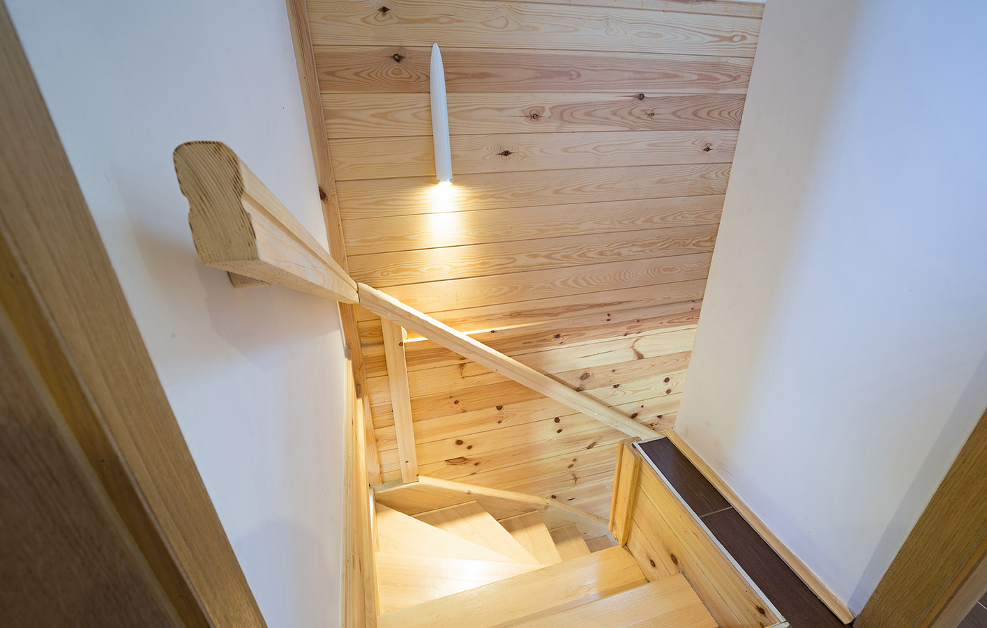 Treppenaufgang mit Holzwand